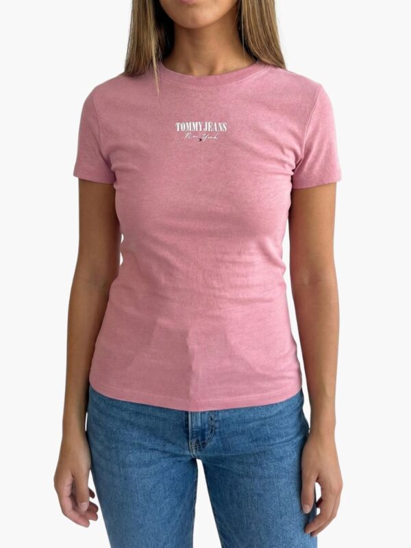 טומי חולצה ורודה עם לוגו עדין באמצע