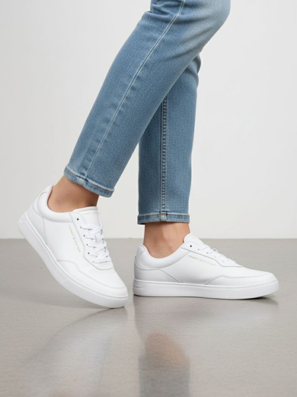 טומי הילפיגר סניקרס לבנות לנשים בגימור דמוי עור חלק עם לוגו מוזהב