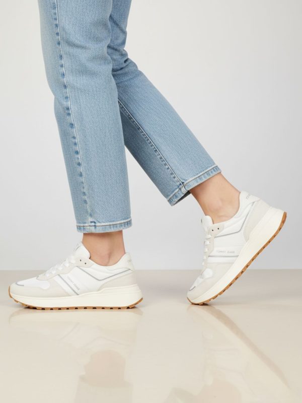 טומי הילפיגר סניקרס נשים בגוון לבן עם שילובי בד וזמש