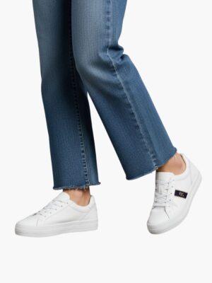 טומי הילפיגר סניקרס עם פס כחול ולוגו מוזהב