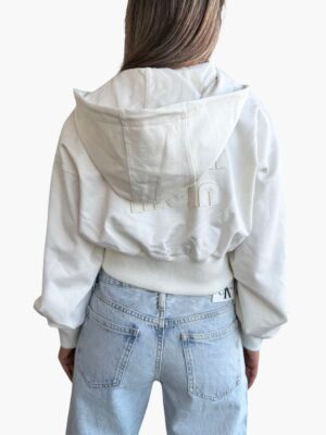 קלווין קליין קפוצ’ון לנשים שמנת עם רוכסן ולוגו רקום