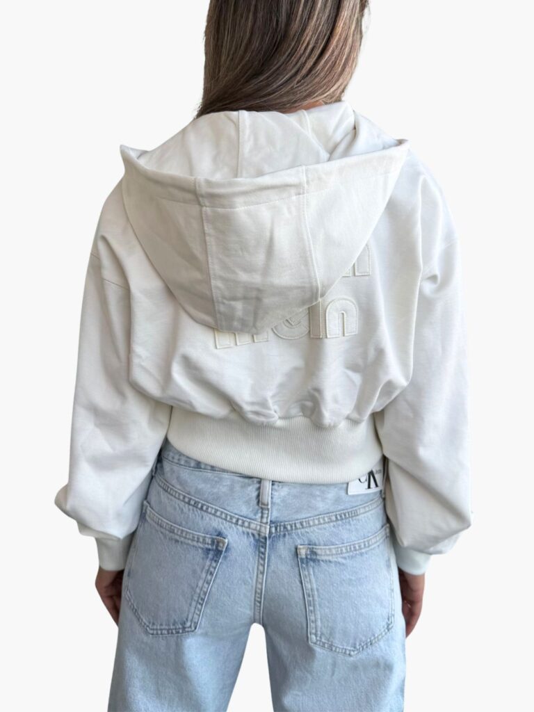 קלווין קליין קפוצ’ון לנשים שמנת עם רוכסן ולוגו רקום