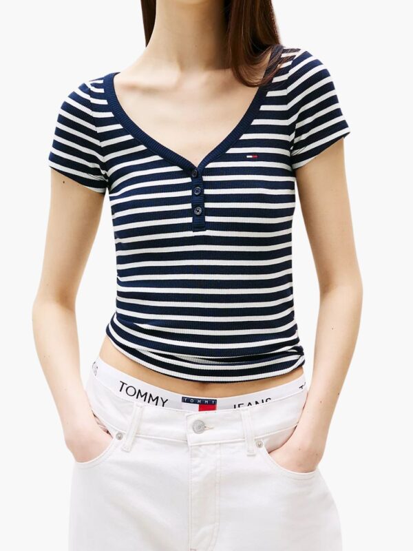 טומי הילפיגר חולצה ריב פסים עם מחשוף וי