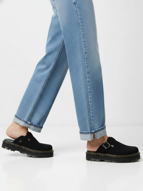 דר מרטינס כפכף עור זמש שחור עם אבזם מתכת מתכוונן