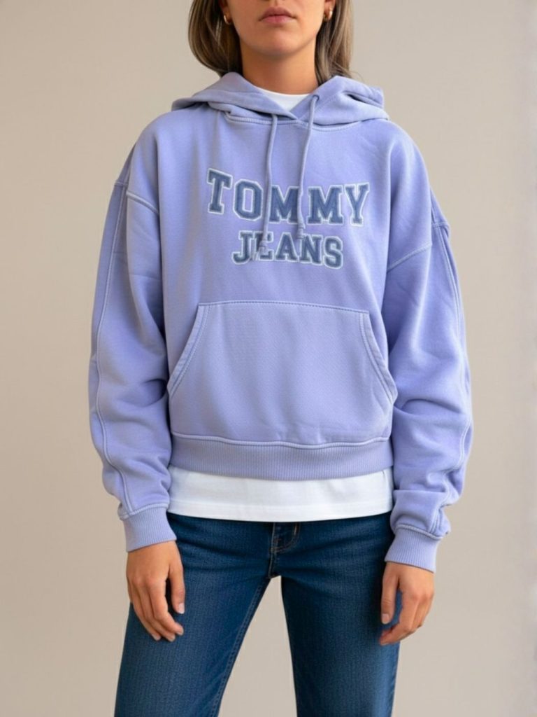 טומי הילפיגר קפוצון לנשים בצבע סגול לוגו מובלט בחזית