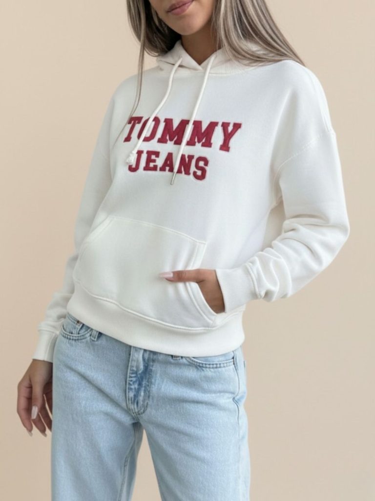 טומי קפוצון בצבע לבן לוגו מובלט בחזית ורוד