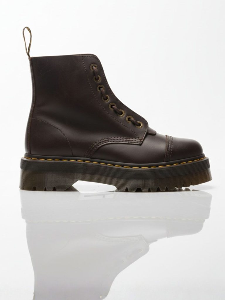 דר מרטינס מגפי עור חומות עם סוליית פלטפורמה ותפר צהוב אייקוני