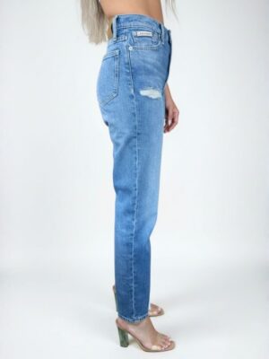 ג’ינס כחול של קלווין קליין לנשים בגזרה ישרה עם קרע קל