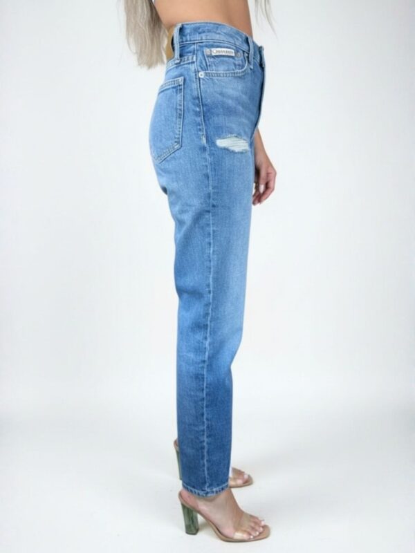 ג’ינס כחול של קלווין קליין לנשים בגזרה ישרה עם קרע קל