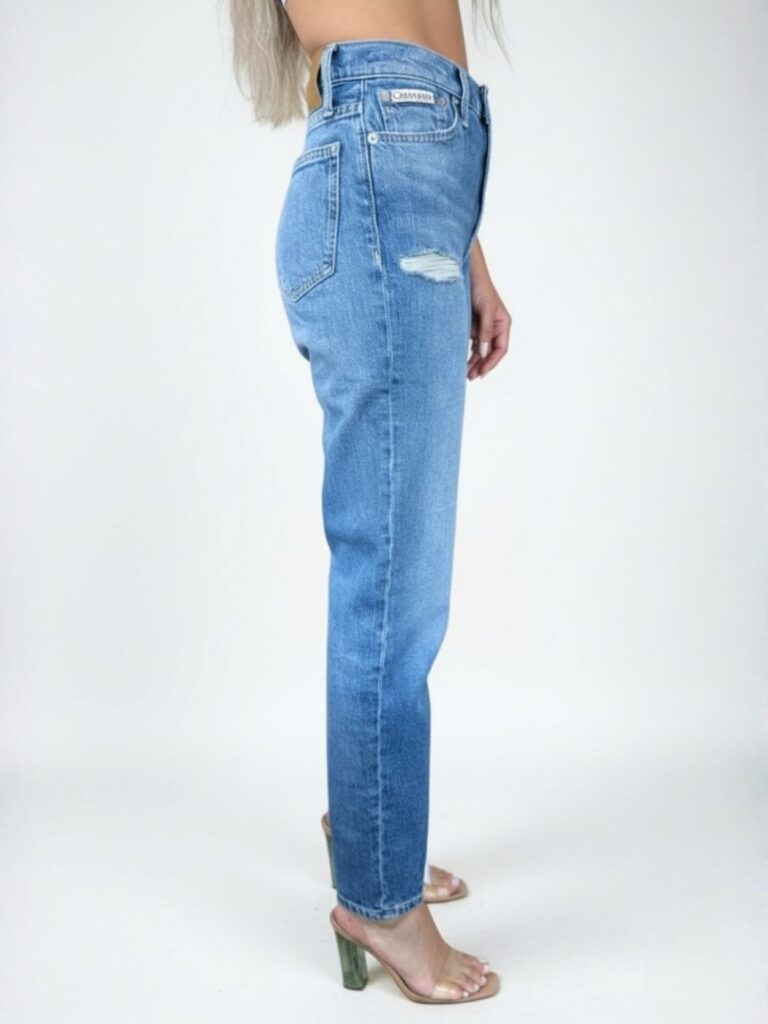 ג’ינס כחול של קלווין קליין לנשים בגזרה ישרה עם קרע קל