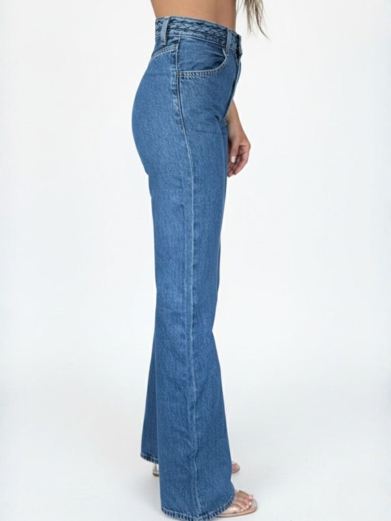 ג’ינס כחול של ליוויס לנשים בגזרה רחבה עם שסע בצד