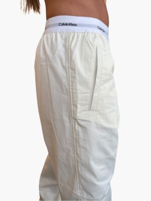 קלווין קליין מכנס בעיצוב נקי עם גומי מותן ממותג