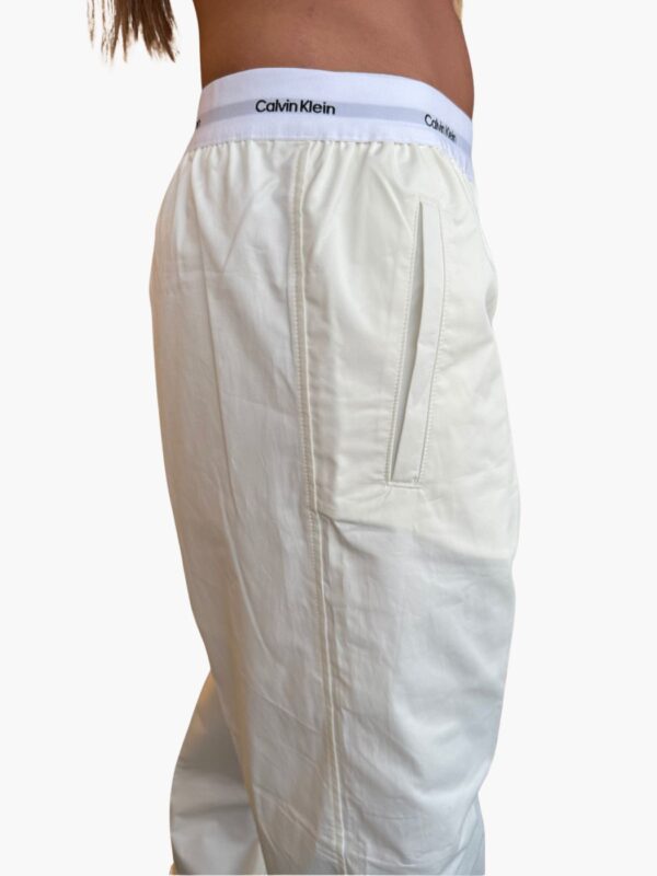 קלווין קליין מכנס בעיצוב נקי עם גומי מותן ממותג