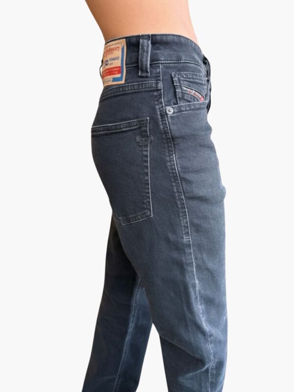 ג’ינס שחור של דיזל דגם די-ארק 09M69 בגזרה ישרה