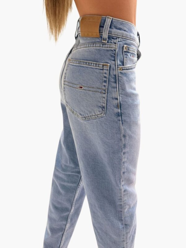 ג’ינס בהיר של טומי הילפיגר לנשים בגזרה עם מותן גבוהה
