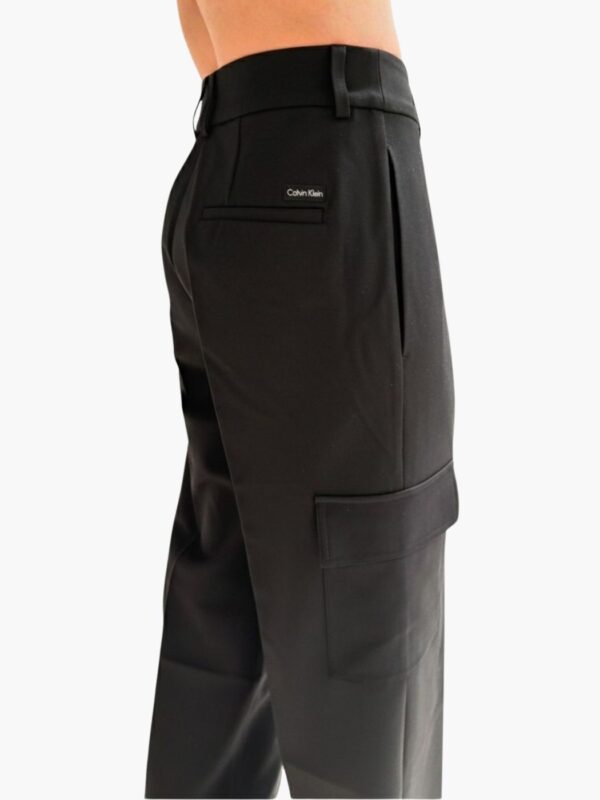 מכנסיים אלגנטיים קלווין קליין שחורים בגזרה מתרחבת