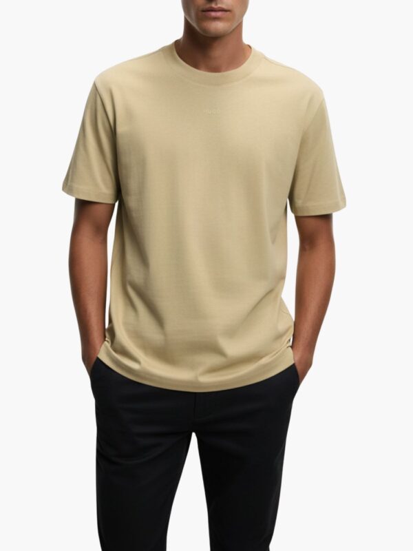 הוגו טישרט בצבע בז' עם לוגו קטן באמצע