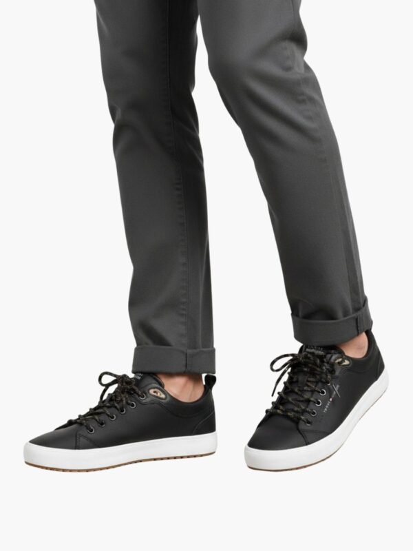 טומי הילפיגר סניקרס שחורות עם סוליה לבנה בעיצוב אלגנטי