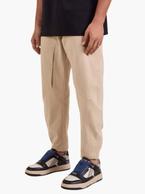 באלר בצבע בז' בעיצוב מודרני ונוח עם לוגו מעודן