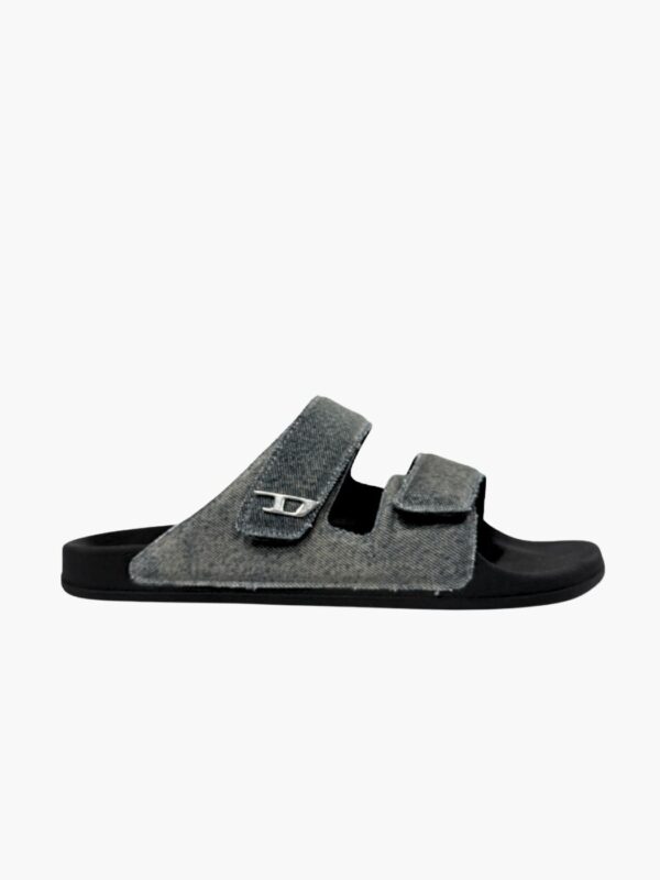 דיזל כפכף בצבע גינ׳ס עם שתי רצועות מתכווננות ולוגו מתכת