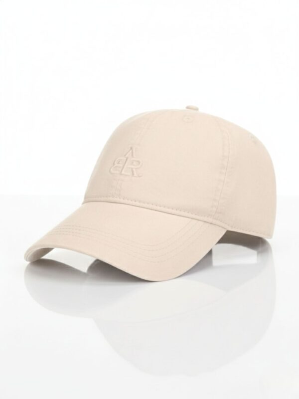 באלר כובע בגוון חול עם לוגו רקום בטון על טון
