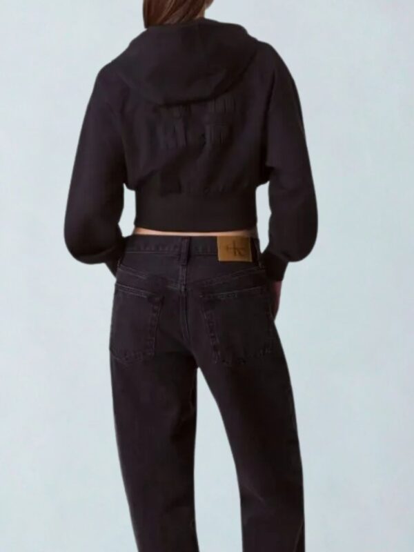 קלווין קליין קפוצ’ון לנשים שחור עם רוכסן ולוגו רקום