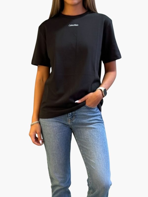 טי בייסיק של קלווין קליין בצבע שחור