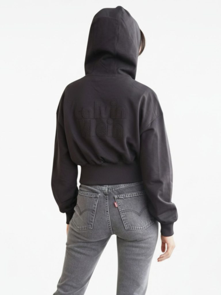 קלווין קליין קפוצ’ון לנשים שחור עם רוכסן ולוגו רקום