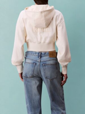 קלווין קליין קפוצ’ון לנשים שמנת עם רוכסן ולוגו רקום