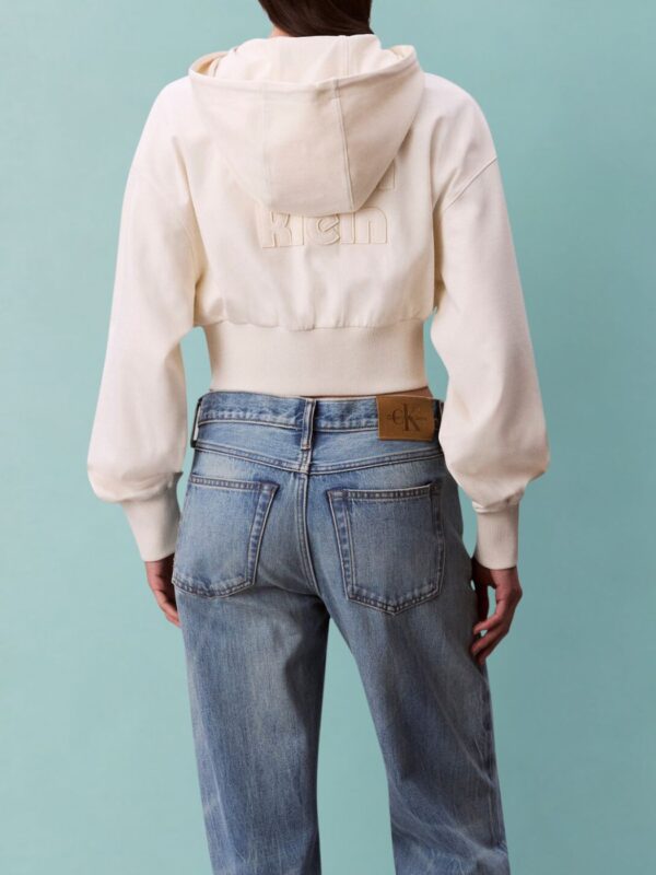 קלווין קליין קפוצ’ון לנשים שמנת עם רוכסן ולוגו רקום