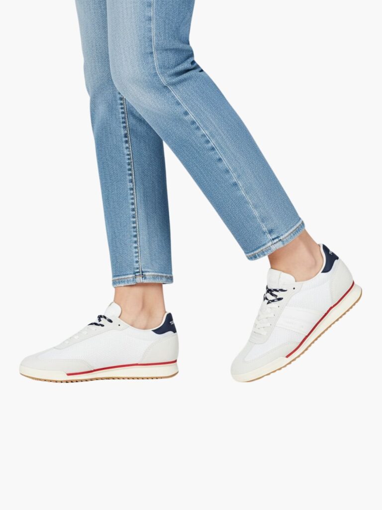 טומי הילפיגר סניקרס לבנות מבד רשת עם חיזוקי זמש ופס אדום בסוליה