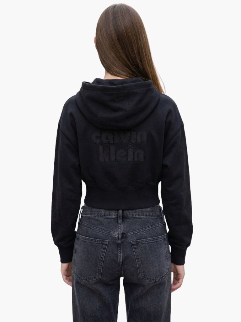 קלווין קליין קפוצ’ון לנשים שחור עם רוכסן ולוגו רקום
