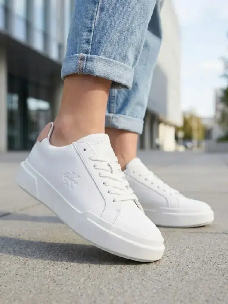 קלווין קליין סניקרס לבן ורוד בעיצוב מינימליסטי עם סוליית פלטפורמה עבה