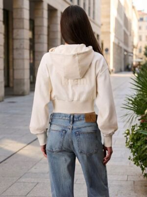 קלווין קליין קפוצ’ון בצבע שמנת עם רוכסן ולוגו רקום