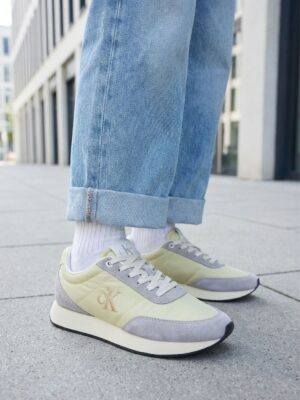 קלווין קליין נעליים לנשים בגוון צהוב עם זמש אפור ולוגו רקום