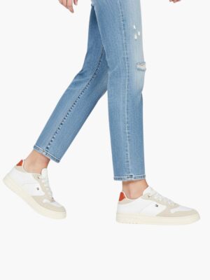 טומי הילפיגר נעליים לנשים בצבע לבן בז׳ עם נגיעה כתומה