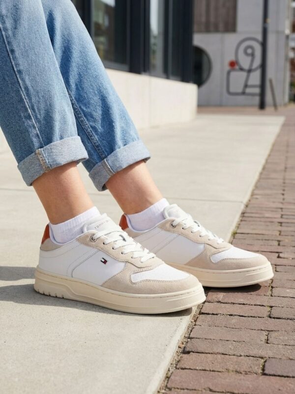 טומי הילפיגר סניקרס לנשים בצבע לבן בז׳ עם נגיעה כתומה