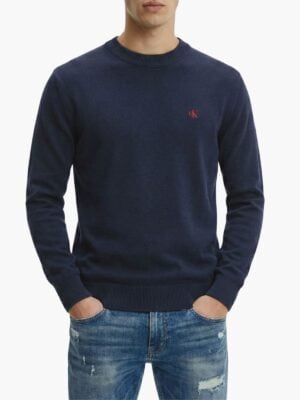 קלווין קליין סוודר בצבע כחול כהה עם לוגו אדום