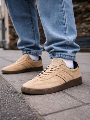 טומי הילפיגר סניקרס בהנחה לגבר בצבע חום