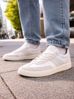 טומי הילפיגר סניקרס לבנות קלאסי בעיצוב נקי