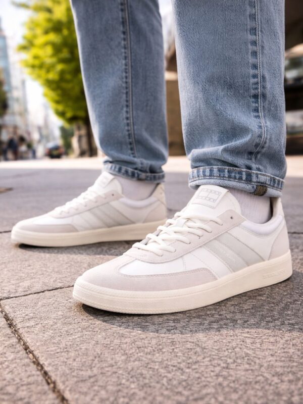 טומי הילפיגר סניקרס לבנות קלאסי בעיצוב נקי