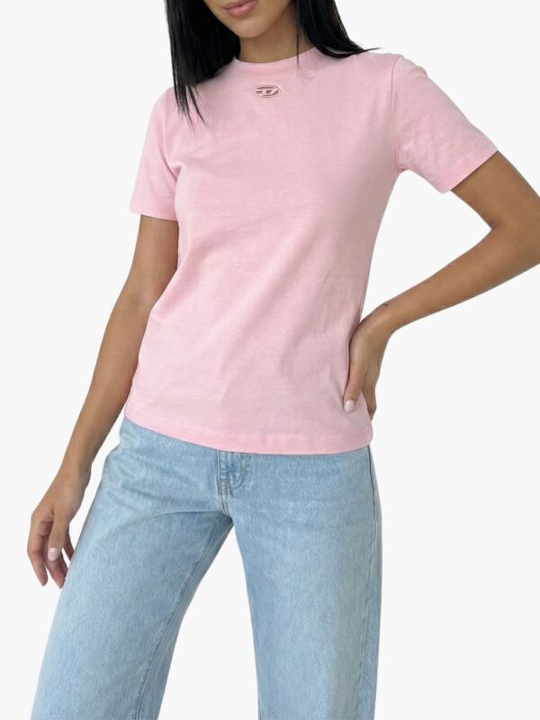 חולצת טי דיזל ורודה לנשים עם לוגו פתוח