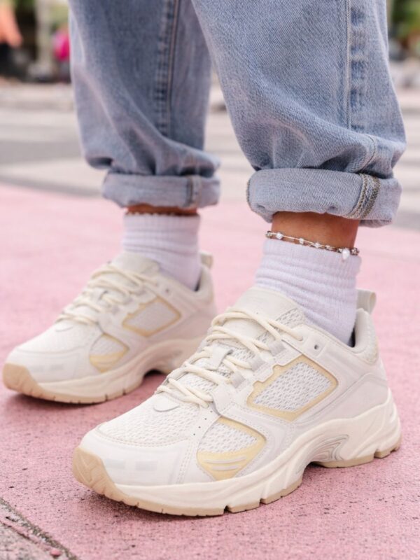 טומי הילפיגר סניקרס לבן שמנת עם טקסטורת רשת