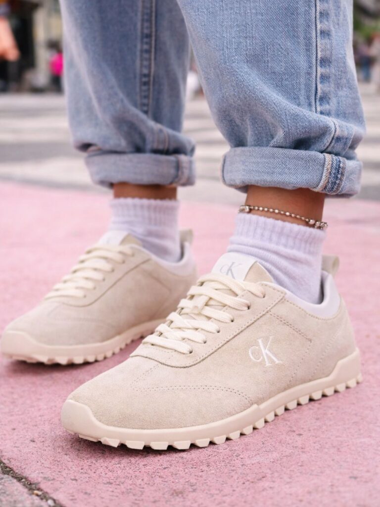 קלווין קליין סניקרס בגוון בז’ אלגנטי מזמש