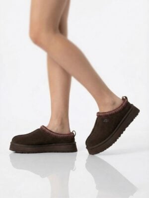 האג כפכף Tasman בצבע חום כהה עם סוליה מוגבהת