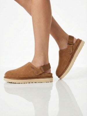 האג כפכפים בגוון חום עשויים זמש רך עם רצועת עקב מתכווננת