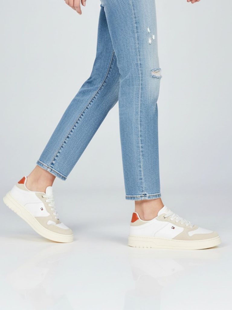 טומי הילפיגר סניקרס לנשים בצבע לבן בז׳ עם נגיעה כתומה