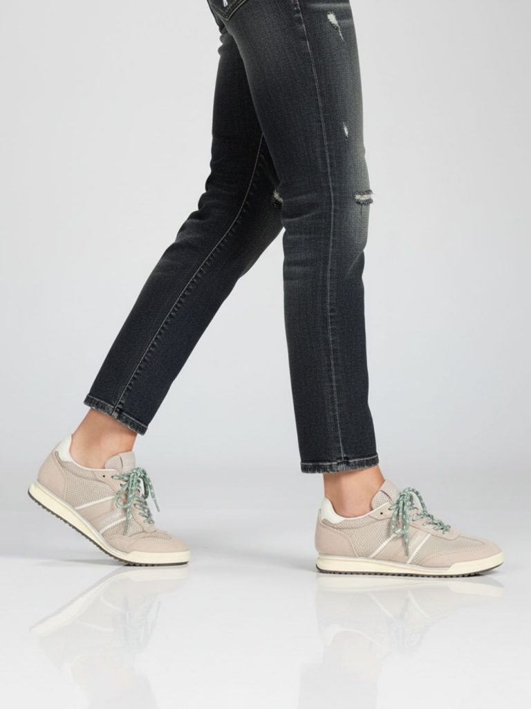 טומי הילפיגר סניקרס לנשים אפורות מבד רשת עם חיזוקי זמש