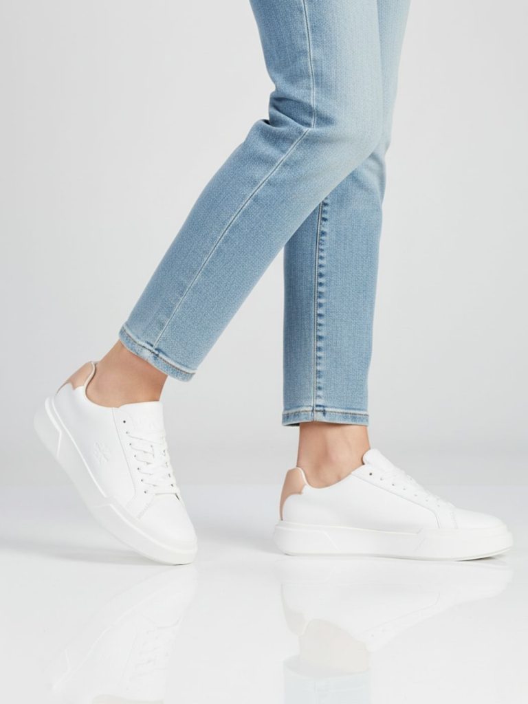 קלווין קליין סניקרס לבן ורוד בעיצוב מינימליסטי עם סוליית פלטפורמה עבה