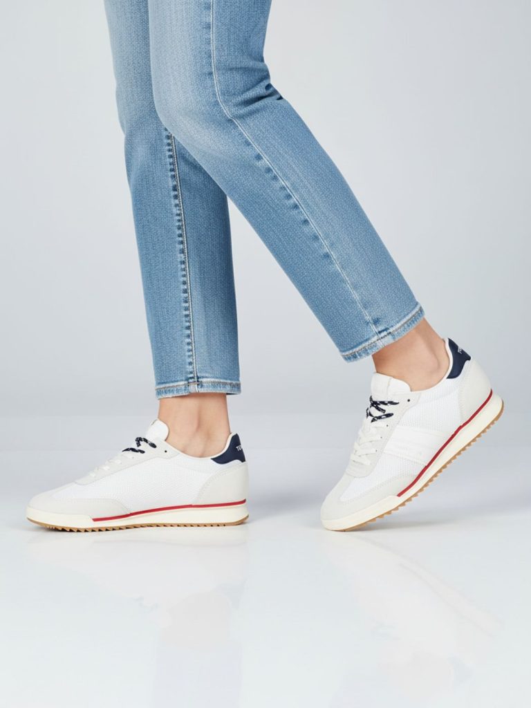 טומי הילפיגר סניקרס לבנות מבד רשת עם חיזוקי זמש ופס אדום בסוליה